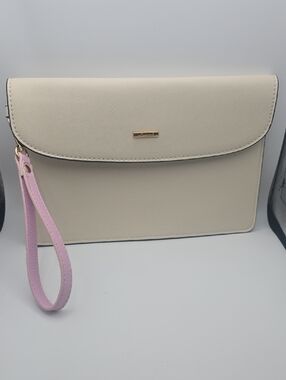 Lovesac Cream Wristlet Clutch W/ Gold Harware & Pink Strap (EUC)(STRAP ADDED)✨️